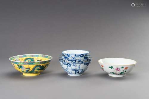 A MIXED LOT WITH SIX PORCELAIN BOWLS, 20TH CENTURY