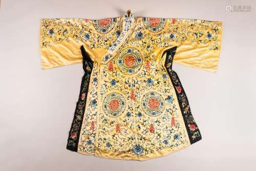 A YELLOW GROUND EMBROIDERED SILK ROBE, QING