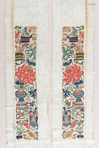 A PAIR OF SILK SLEEVE BANDS, LATE QING DYNASTY