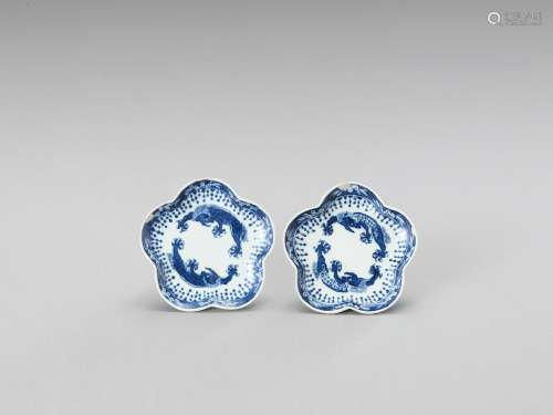 † A SMALL PAIR OF LOBED BLUE AND WHITE PORCELAIN DISHES