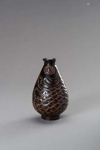 A BROWN GLAZED FISH VASE, FIRST HALF OF THE 20TH CENTURY