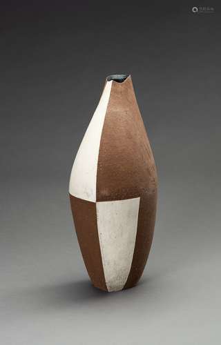 MASA TOSHI: A CONTEMPORARY LACQUERED CERAMIC VASE