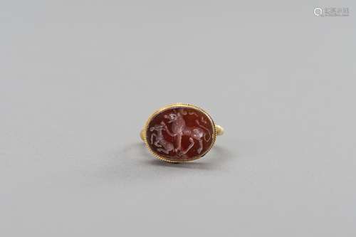 A GOLD RING WITH AGATE INTAGLIO OF A HUNTING SCENE