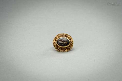 A GANDHARAN GARNET INTAGLIO SET GOLD RING