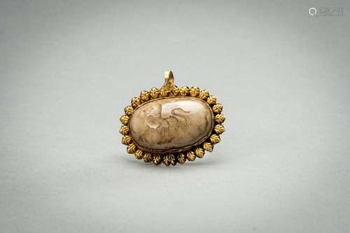 AN OVAL AGATE INTAGLIO SET 'LION' GOLD PENDANT