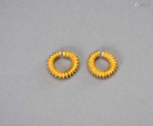 A PAIR OF EARLY CAMBODIAN RIBBED GOLD EARRINGS