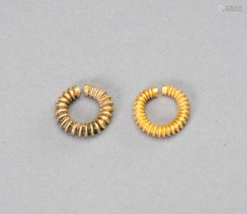 A PAIR OF EARLY CAMBODIAN RIBBED GOLD EARRINGS