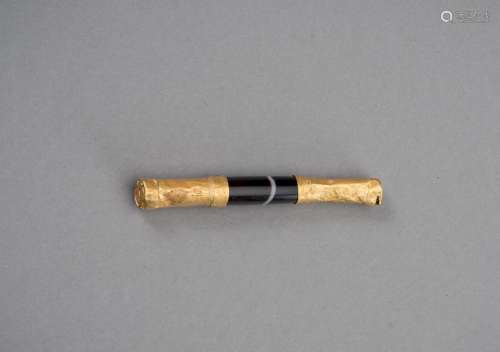A BANDED AGATE PENDANT WITH GOLD CAPS, PRE-ANGKOR PERIOD