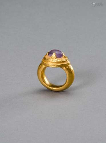 A LARGE KHMER GOLD RING WITH AMETHYST