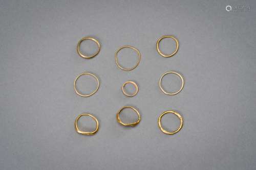 A COLLECTION OF NINE PYU GOLD RINGS