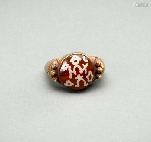 A CARNELIAN-SET GOLD RING WITH PAINTED DECORATIONS