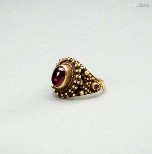 A RUBY-SET GOLD RING