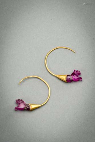 A PAIR OF GOLD AND RUBY TIGER EARRINGS