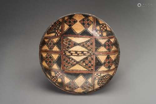 A LARGE PAINTED POTTERY DISH