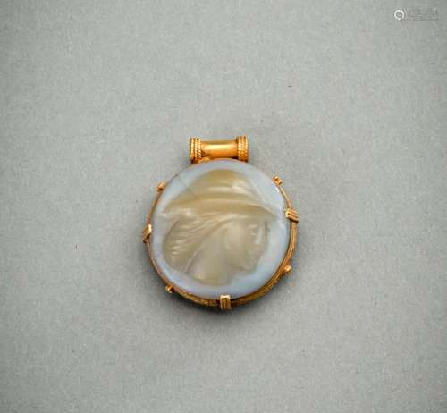 AN 'ALEXANDER THE GREAT' AGATE SET GOLD PENDANT