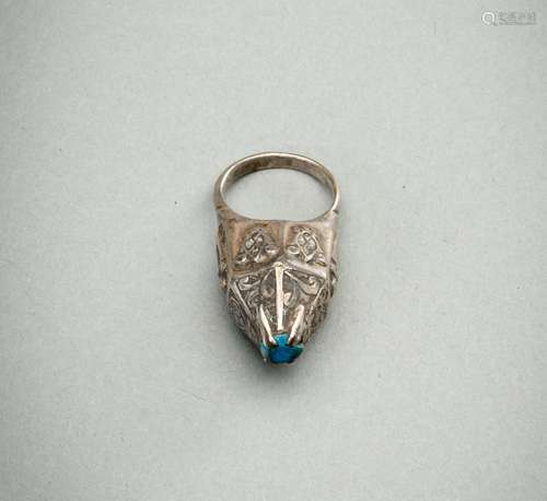 A TURQUOISE-MATRIX-SET SILVER RING, 19TH CENTURY