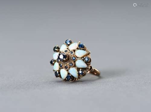 AN OPAL-SET OTTOMAN STYLE GOLD RING