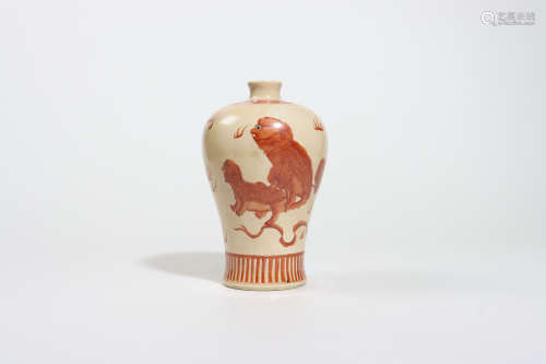 清中期 矾红狮子绣球梅瓶