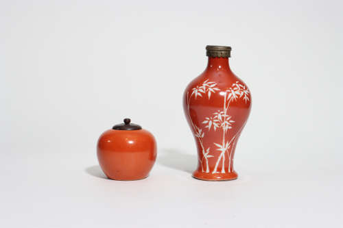 清中期 珊瑚红釉小罐 珊瑚红釉留白竹纹小瓶 一组2件