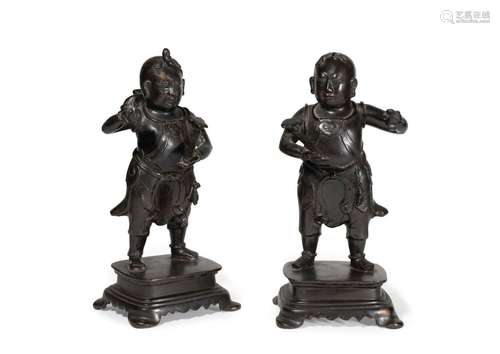 CHINE - XIXe siècle<br />
Deux enfants en bronze à patine br...