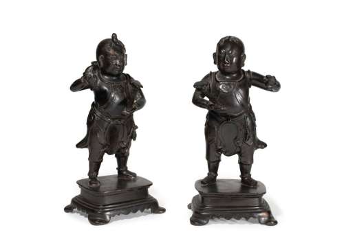 CHINE - XIXe siècle<br />
Deux enfants en bronze à patine br...