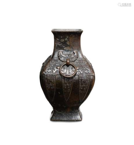 CHINE - XIXe siècle<br />
Vase de forme "fanghu" e...