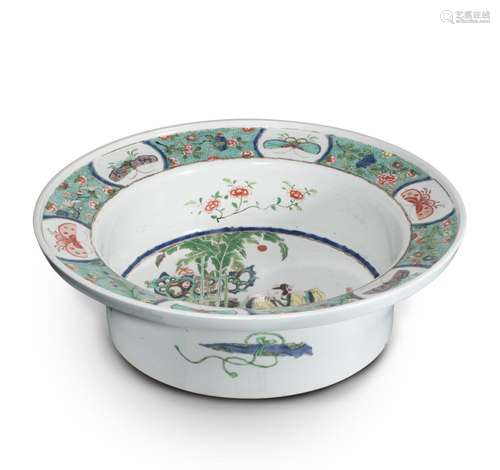 CHINE <br />
Bassin en porcelaine décorée en émaux polychrom...