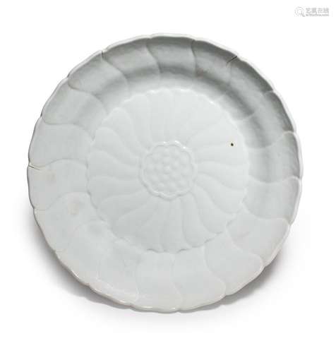 CHINE<br />
Coupe en porcelaine blanche en forme de fleurs d...