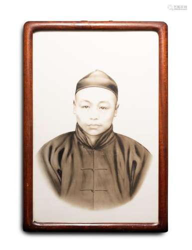 CHINE - XXe siècle<br />
Plaque en porcelaine, portrait en g...