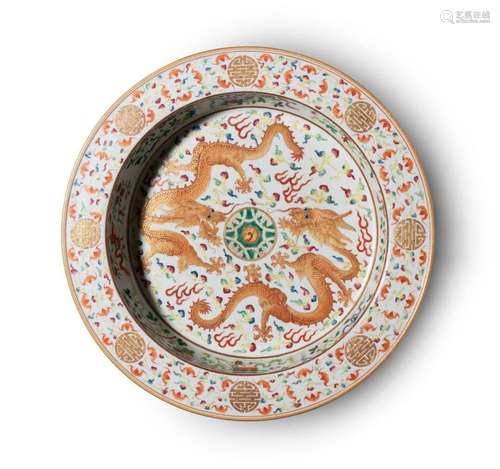 CHINE - Début XXe siècle<br />
Bassin en porcelaine  à décor...