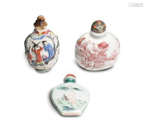 CHINE - XIXe/XXe siècle<br />
Trois flacons tabatière en por...