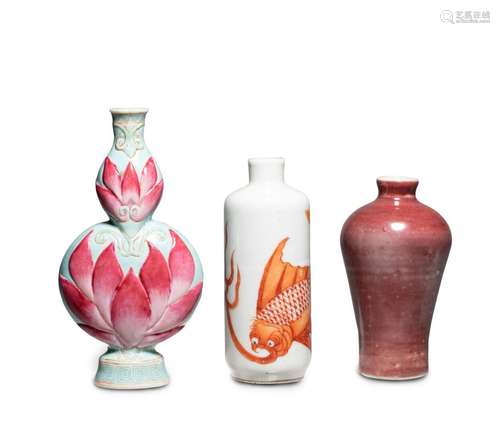 CHINE - XXe siècle<br />
Trois flacons tabatière en porcelai...