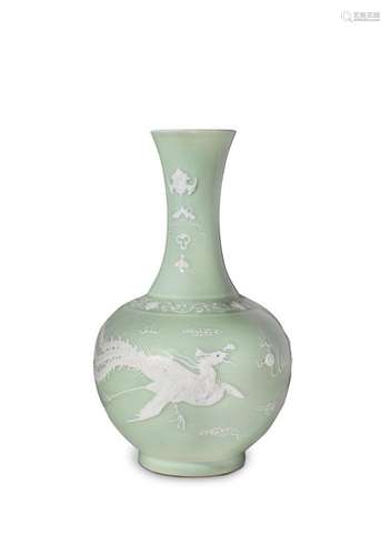 CHINE - XXe siècle<br />
Paire de vases bouteilles à col éva...