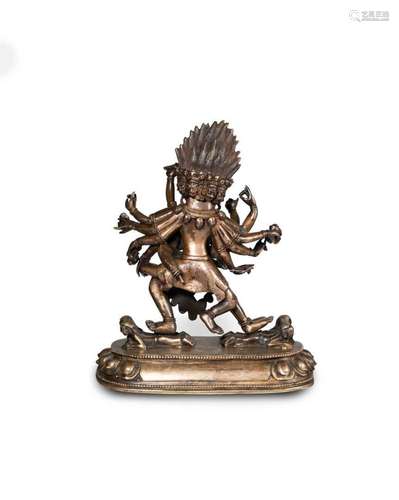 TIBET<br />
Statuette de Mahakala en bronze doré à quatorze ...