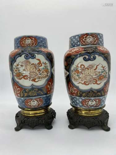 Paire de vases en porcelaine Imari<br />
Japon, XIXème siècl...