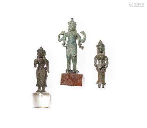 CAMBODGE<br />
Trois statuettes en bronze à patine verte, Vi...