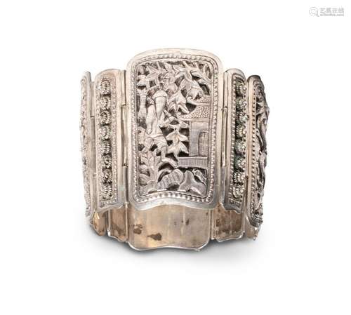 CHINE DU SUD.<br />
Bracelet articulé en argent à décor de p...