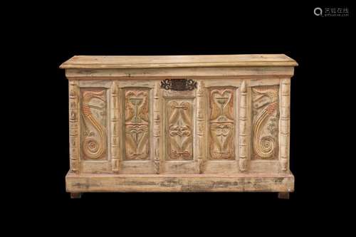 Coffre en bois polychrome mouluré et sculpté<br />
Epoque Re...