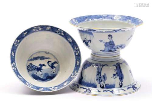 Three small blue and white  klapmuts  bowls Long Eliza figur...