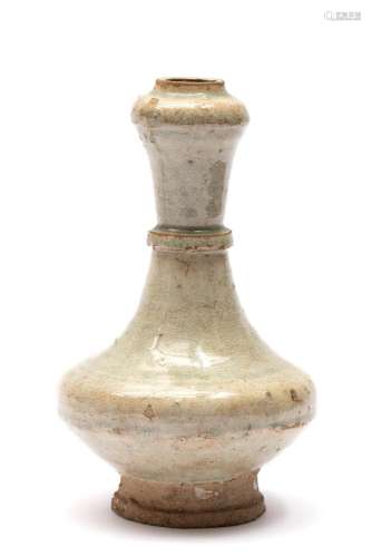 A green glazed garlic-neck bottle vase