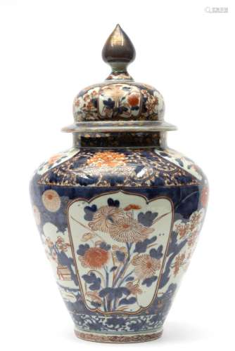 A large Japanese imari lidded vase