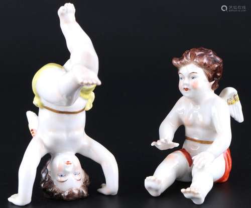 Aelteste Volkstedt 2 romping cherubs, tollende Amoretten,