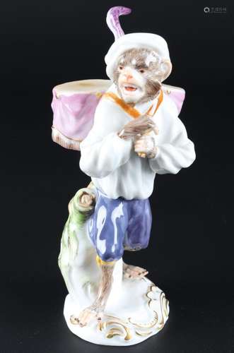 Meissen monkey chapel kettledrum carrier, Affenkapelle Pauke...