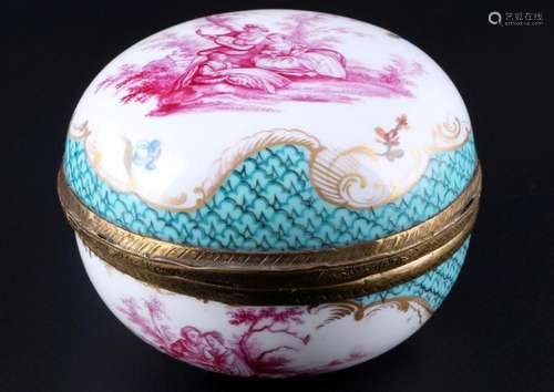 Meissen Watteau in purple camaieu lidded box, Deckeldose,