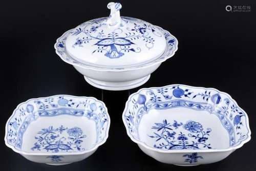 Meissen Onion Pattern tureen with 2 bowls, Deckeltopf mit 2 ...