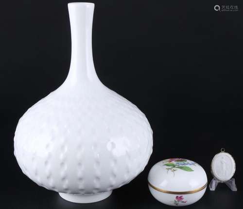 Meissen Lot of vases, lidded boxes and medallion, Konvolut -...