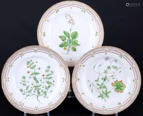 Royal Copenhagen Flora Danica 4 dinner plates 3549 1st choic...