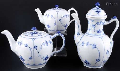 Royal Copenhagen Musselmalet coffee and two tea pots, Kaffee...