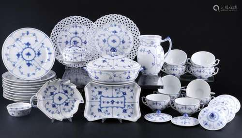 Royal Copenhagen Musselmalet Ripped large dinner service, Sp...