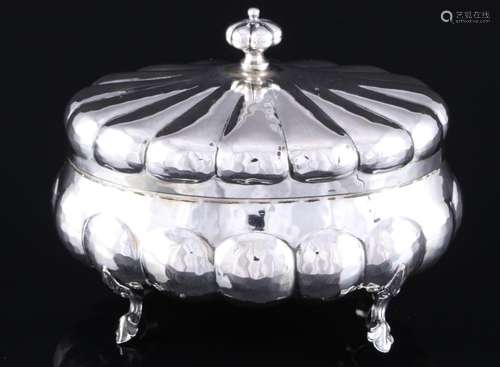 Italy Padova 800 silver hammered lidded box, Italien Silber ...